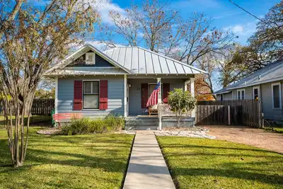 Image de Bungalow situé au cœur de Fredericksburg. 3 blocs de la principale.