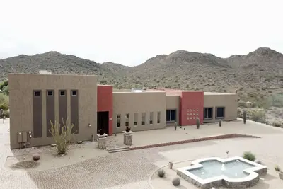 Image de 5 étoiles Capacité d'accueil 26 5800 Sq Ft Private Oasis Estate avec piscines, fontaines et théâtre
