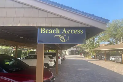 Image de Niveau au sol, front de mer w. Baie et vue sur l'eau de la marina w Beach Deeded