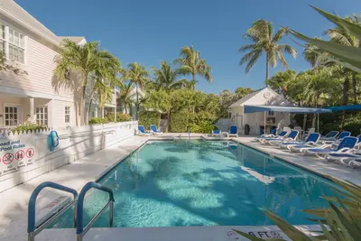 Image de Craig & Cindy Key West Truman Annex Shipyard Condo avec une terrasse au Mile Marker 0!