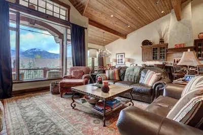 Image de Maison de luxe, vue sur la montagne, à 5 minutes de la rue principale historique, ski, golf