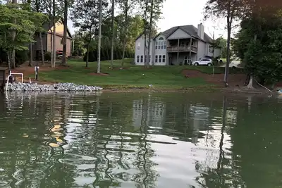 Image de Beautiful Lake Front Home-Built in 2017-2 Cuisines complètes
