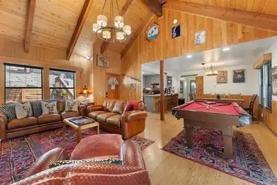 Image de Knotty & Nice! 6Br3ba, Slps17, Pool Tbl, Hot Tub, Cheminée, randonnée, 10min 2 beach