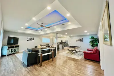 Image de Maison Sapelious New Orelans moderne avec salle de cinéma
