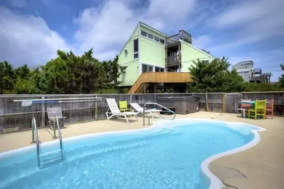 Image de Licence pour se détendre! Semi-Oceanfront 3 chambres avec piscine et bain à remous.