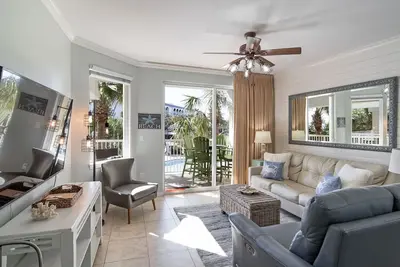 Image de Gulfside 210 ~ 2br plus dortoir w / vue sur l'océan et la piscine ~ entièrement rénové en août 2018!