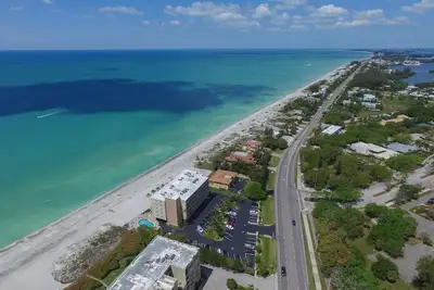 Image de Une vue imprenable du Golfe - magnifiques, spacieuses, à seulement 5 étapes pour le sable!