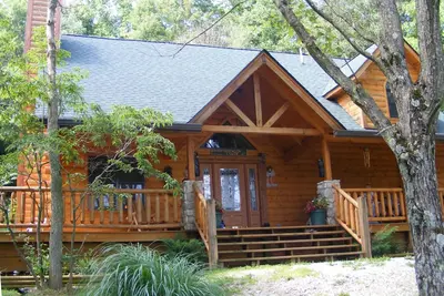 Image de Adventurewood Luxury Log Cabin - Bain à remous, cheminée, table de billard