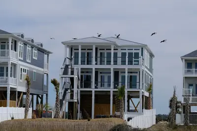 Image de New Oak Island West End, Ocean & Sound Front, Piscine / Spa Chauffant, Ascenseur, Animaux Ok