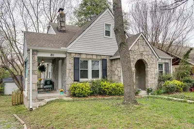 Image de Cozy East Nashville Cottage: accessible à pied à de nombreux restaurants et hangars locaux