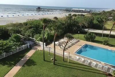 Image de Unité Premier à Cocoa Beach Towers: Top Floor angle plus proche de l'océan et Pier