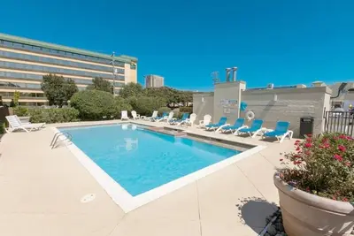 Image de Tarifs D'ÉTÉ RÉDUITS! ~ 1. 5 blocs de la plage et de la promenade! 2 chambres 2 salles de bain