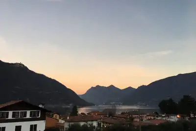 Image de Nouvelle maison moderne avec une vue imprenable sur le lac à distance de marche du lac et de la ville