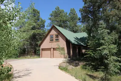 Image de Grande maison familiale dans les arbres avec sauna et bain à remous.
