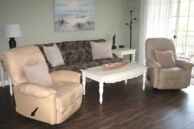 Image de Superbe Barefoot Resort Condo 2br / 2ba 2e niveau, Petits prix, Vue sur un terrain de golf