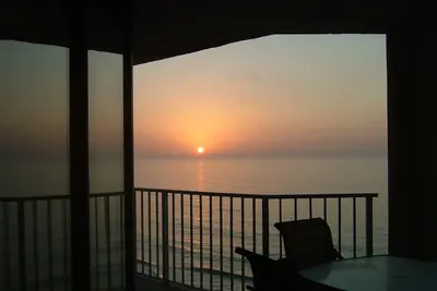 Image de Unité de fin de bain One Ocean Place 3br / 3. Grand balcon, chaises de plage et parasol.