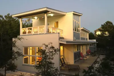 Image de Plan d'étage neuf, contemporain et ouvert. Privé. 750 'du Golfe. Idéal pour les couples!