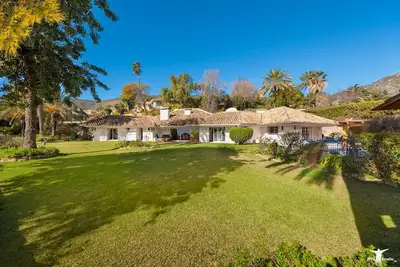 Image de Villa et maison d'hôtes avec vue exceptionnelle sur la mer vastes jardins et immense piscine