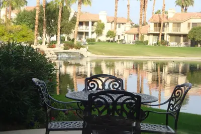Image de Magnifiquement mis à niveau Lakefront Condo à Pga West