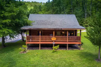 Image de À distance de marche de la rivière et de la piscine extérieure Accès Internet gratuit