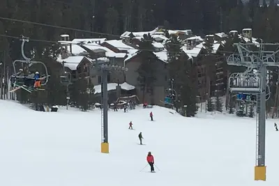 Image de Ski haut de gamme rénové dans Ski Out Condo