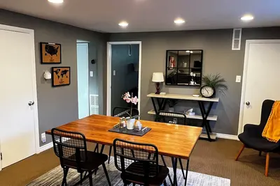 Image de Appartement sous-sol privé à Olympus Cove