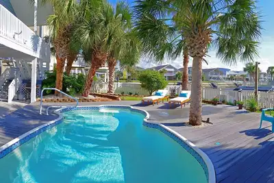Image de Ocean Isle Beach, Nc Lot de canal de ciment avec piscine privée chauffée