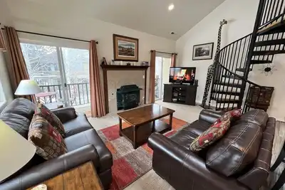 Image de Marchez jusqu'au domaine skiable de Sun Valley et à pied en ville \/ au bain à remous \/ WiFi - 7e nuit Gratuite!