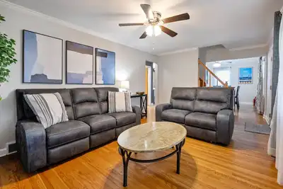 Image de Nouvelle Liste! Belle maison située au centre de tout Louisville! 10 personnes!