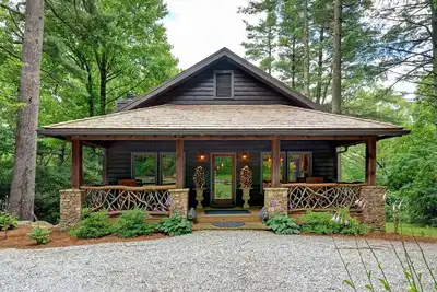 Image de Nouveau porche! Chalet de montagne de luxe Ă quelques minutes de la rue principale dans les Highlands