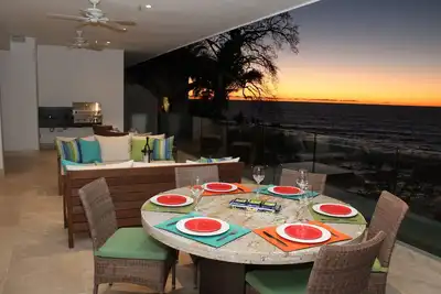 Image de Luxe 3br Oceanfront Condo Avec 5min. Walk To Old Town & Amazing Rooftop Oasis!