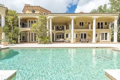 Image de Luxueux privé 7000 S. F. Domaine Waterfront Gated avec 6 chambres / 8 bains