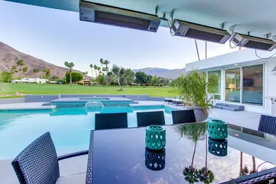 Image de Souhaitable South End-Indian Canyons Golf Resort et vue sur la montagne