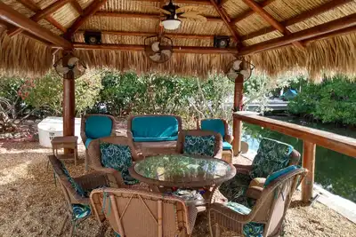 Image de Paradise Place avec cabane Tiki, bateau, kayaks, canoës, paddle et 10 vélos