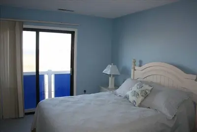 Image de Unité de bain 3 Br 2 récemment rénovée à distance de marche de la plage