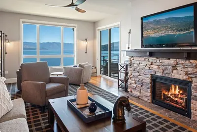 Image de Saisons à Sandpoint - Dernier étage, Condo de luxe au bord de l’eau - À pied de tout en ville.