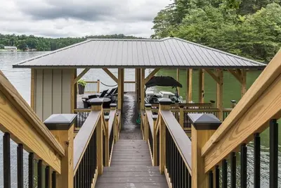 Image de Lac Hickory Home spacieux récemment rénové avec quai, kayaks, foyer et salle de jeux
