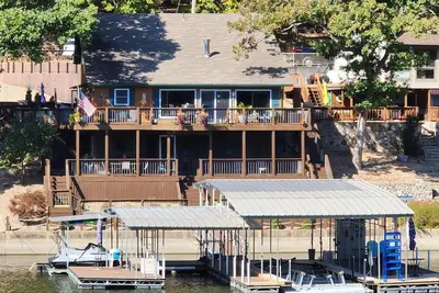 Image de 2 chambres au bord du lac Ă Frankie & Louies Cove!