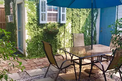 Image de Studio Appartement Upper Garden District à 2 pâtés de maisons de la rue Magazine