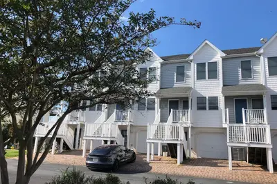 Image de Nouveau! ! 4br Bayfront Beauty w \/ Pool! Extra Clean 4br, maison modèle devant la baie