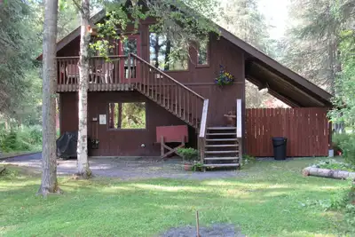 Une suite privée au bord de la rivière, nichée dans les montagnes, à seulement 30 minutes de Seward