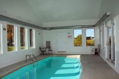 Image de Piscine intérieure privée, bain à remous, golf et mini-golf gratuits, tennis, foyer