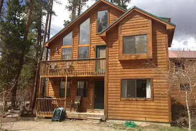 Image de Cabine de trois étages avec 3 chambres, 3 salles de bain complètes et un loft pour 12 personnes