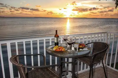 Image de Nouvelle Liste! ! Incroyable Townhouse de luxe, sur l'eau! (bateau inclus)
