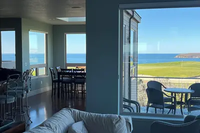 Image de Maison de golf de luxe avec des vues spectaculaires sur l'océan «Royal Pacific»
