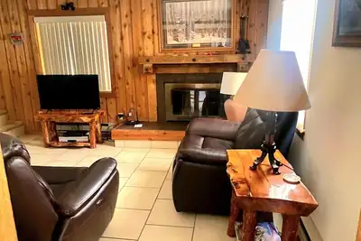 Image de Seulement des blocs de Yellowstone! Foyer, gril au propane et cour privée!