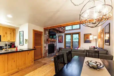 Image de Marche / Bus à Main St & Deer Valley / Park City Mountain. 3 Br / bain à remous privé