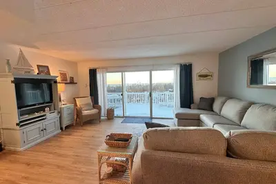Image de Condo Oceanfront Great Location / Accès direct à la plage / Grande terrasse / 1er étage!