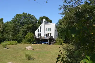 Image de Maison scandinave ensoleillée sur Wamphassuc Pt. Vue sur le port. À quelques pas de la plage