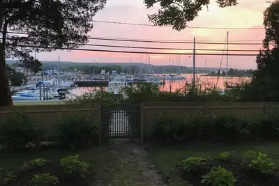 Image de Maison design donnant sur la marina avec une vue spectaculaire sur le coucher de soleil